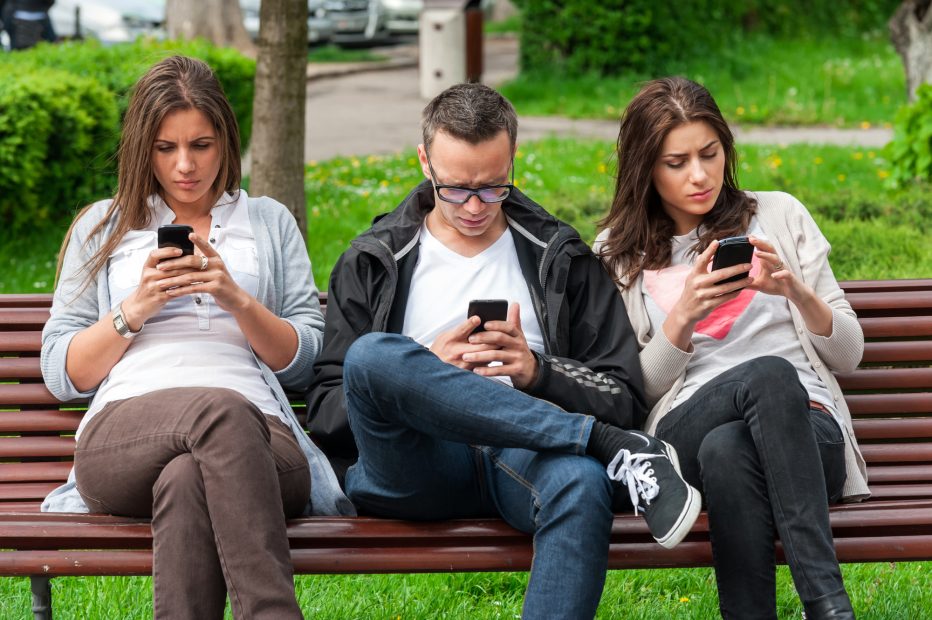 How Cell Phones Affect Family Relationships: 4 Up-to-Date ...